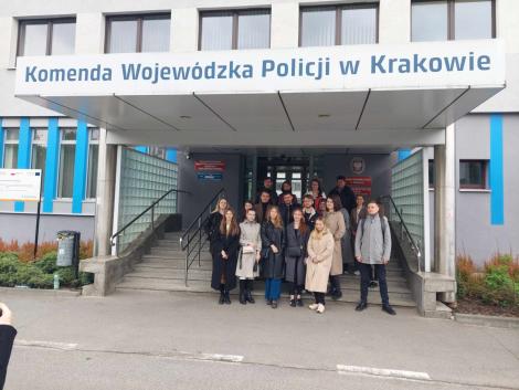 Zdjęcie nr 3 (3)
                                	                             Zdjęcia z wizyty w Laboratorium Komendy Wojewódzkiej Policji w Krakowie, 16.04.2024 r.
                            